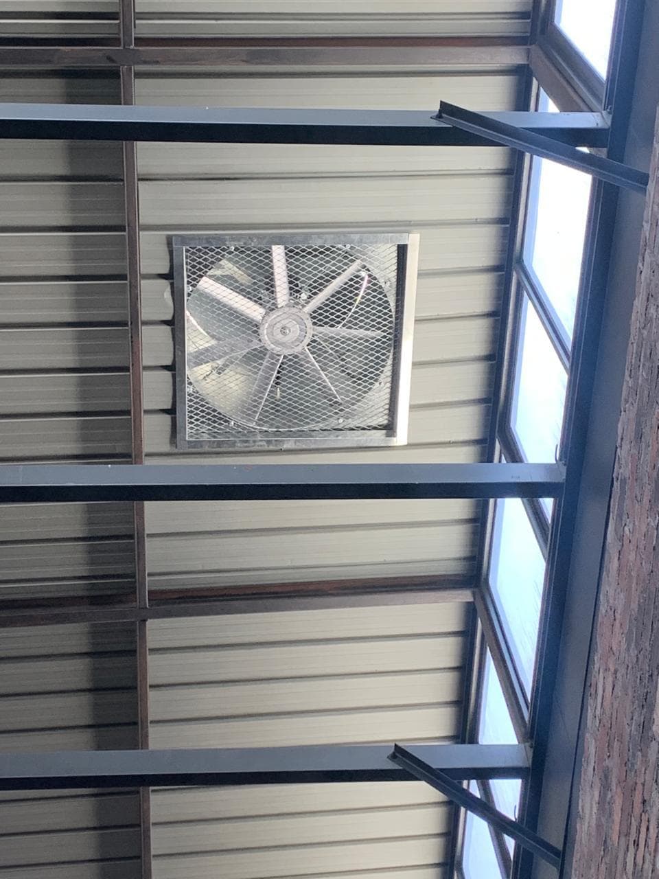 Roof-mounted mechanical smoke-extraction fan